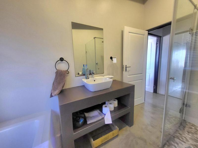 6 Bedroom Property for Sale in Sunset Estate Western Cape